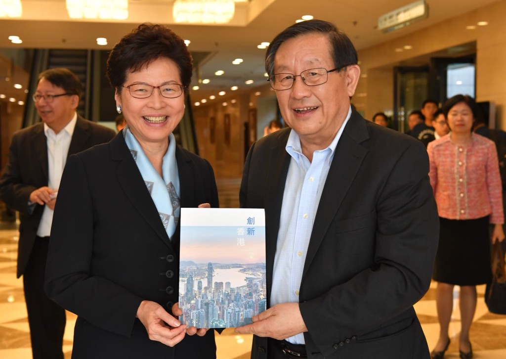 林鄭月娥(左)向萬鋼送贈由創新及科技局編撰的《創新香港》。