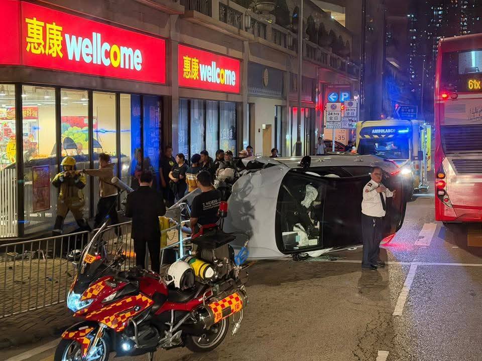 私家車失事後向左翻側。網上圖片