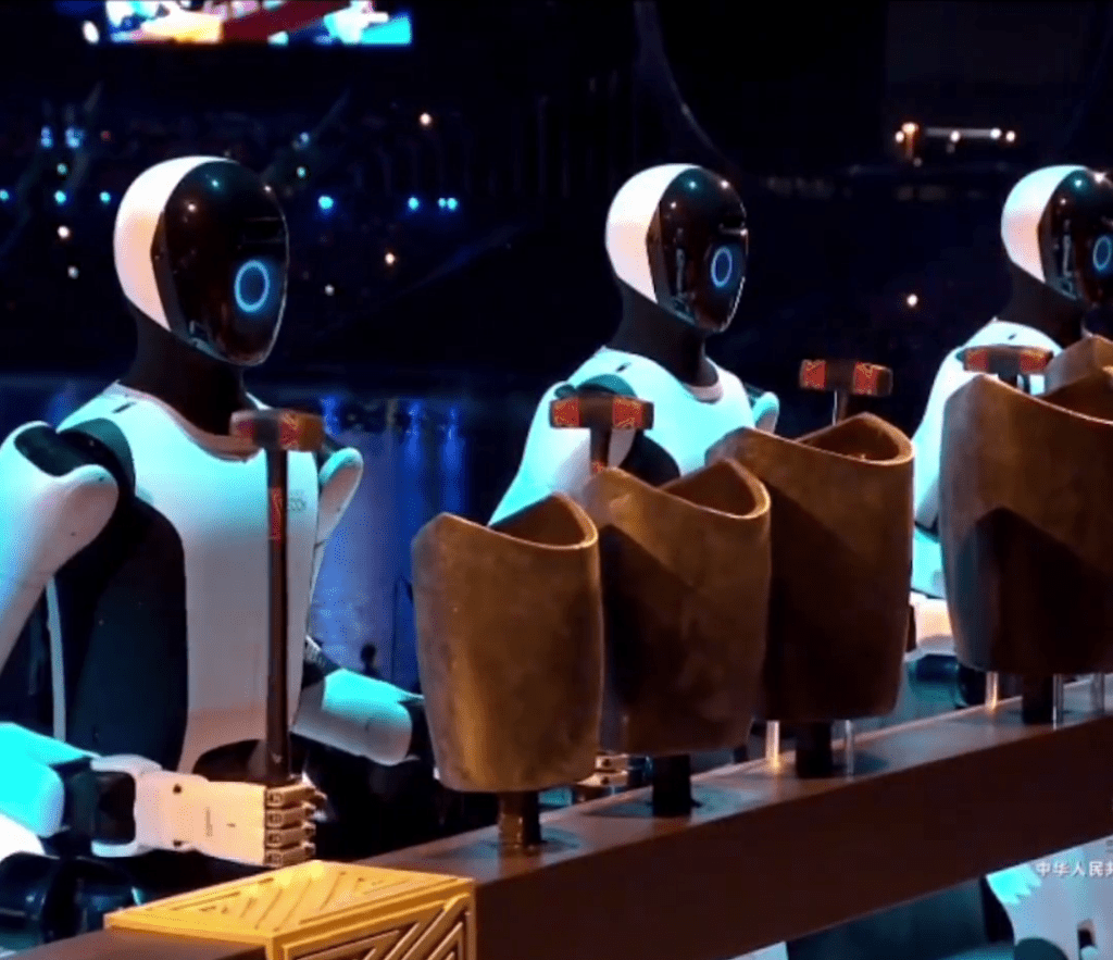 全運會開幕式,機械人用青銅句鑃奏樂,敲出《彩雲追月》。 央視截圖 全運會開幕式,機械人用青銅句鑃奏樂,敲出《彩雲追月》。 央視截圖
