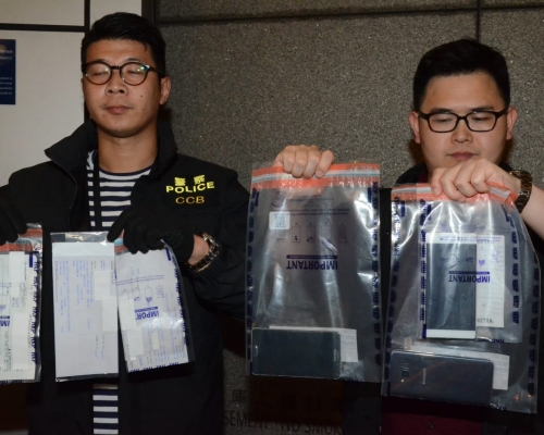 警方展示檢獲的證物。