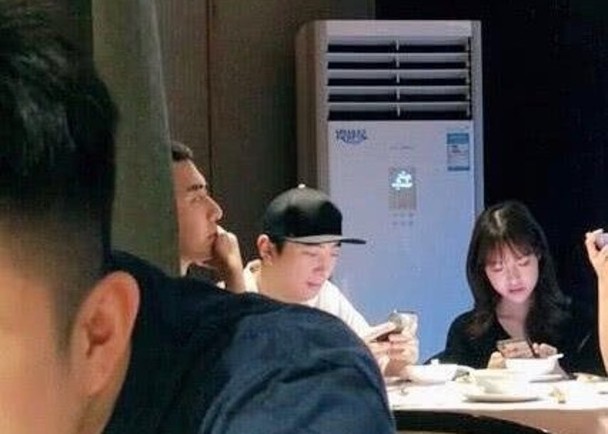 王思聰與朋友們到酒店嘆下午茶。網圖