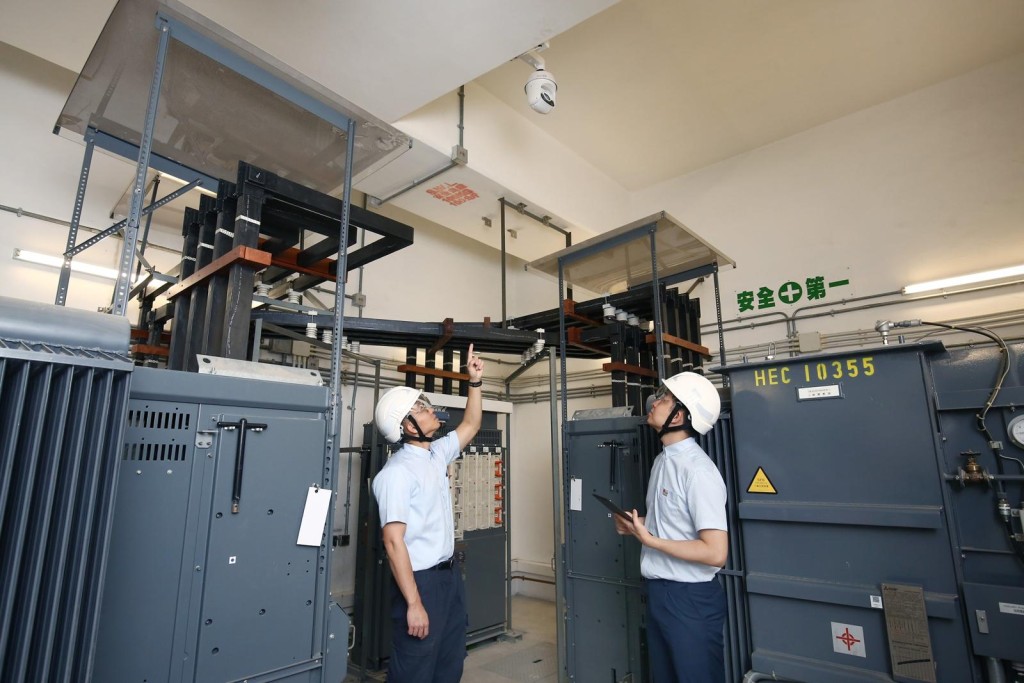 部分市區的變電站已引入結合人工智能分析的「港燈智慧電網通」,讓工程人員可即時掌握設施運作狀況、預測水浸速度並迅速應對突發情況。 部分市區的變電站已引入結合人工智能分析的「港燈智慧電網通」,讓工程人員可即時掌握設施運作狀況、預測水浸速度並迅速應對突發情況。
