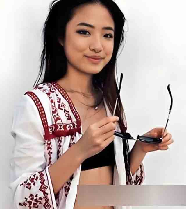 當時重返香港校園的張瑤華在校內極為活躍，雖未繼承父母的幕前演藝事業，卻在文學創作上嶄露過人天分。