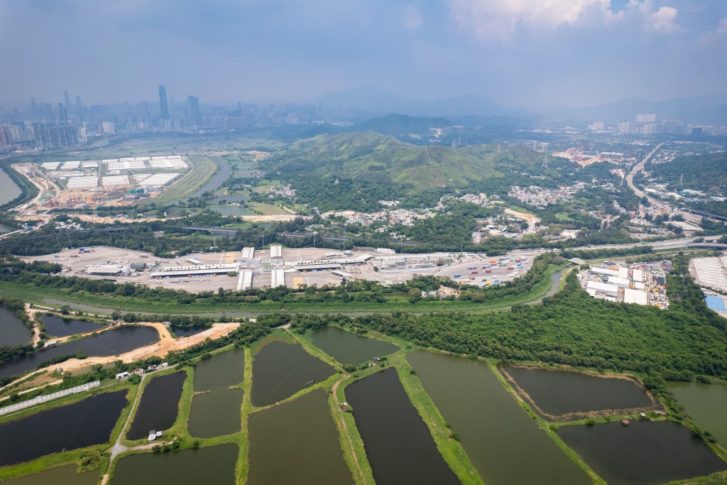 張欣宇發現河套香港園區一條造價十數億的直連路，在開園後連園區訪客都不能使用。資料圖片