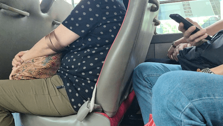 其中一名長者女乘客(波點衫)由上車至開車一直沒有扣安全帶,事後解釋車程太短忘記了。 其中一名長者女乘客(波點衫)由上車至開車一直沒有扣安全帶,事後解釋車程太短忘記了。