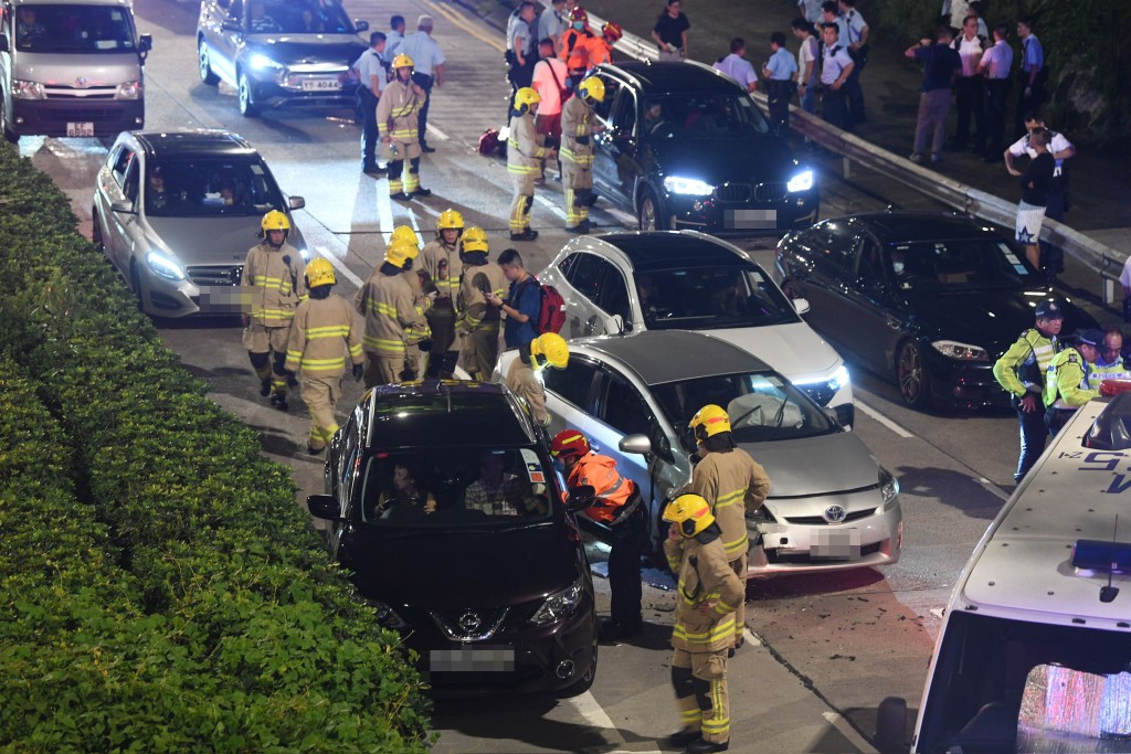 涉事銀色私家車車頭嚴重損毀。