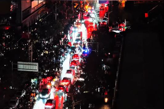 陝西有跨年活動民眾放氫氣球，導致架空電線短路，全區停電。抖音