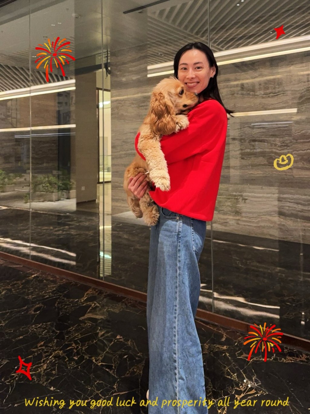 梁洛施早前穿上紅衣跟粉絲拜年，除展現驚人少女狀態外，更曝光豪宅大如商場。
