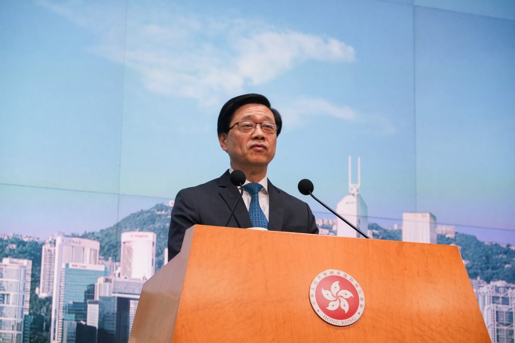 李家超表示香港会按规则出席会议。吴艳玲摄
