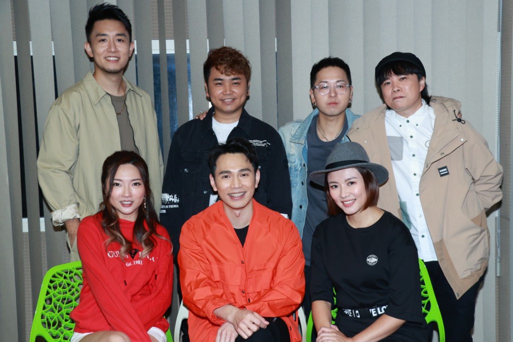 後排左起: Byron、Logout、Joey Lam、 Gary Law;前排左起:Lydia、王梓軒、鄭嘉嘉