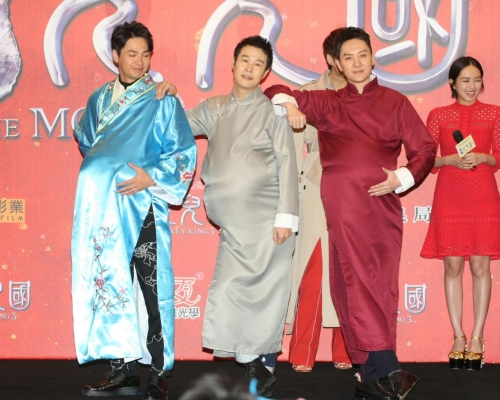 扮演唐僧的馮紹峰帶領兩位徒弟羅仲謙及小沈陽以大肚唐裝扮孕婦現身。