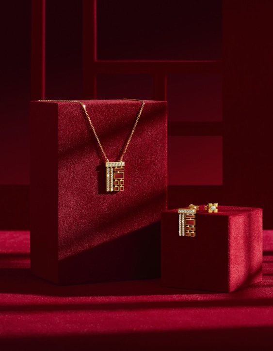 周大福Rouge Collection 18K黃金黃鑽配天然鑽石項鏈（$12,800）及耳環（$10,800），結合「福」字與中式花格窗美學，配以美鑽及紅色調，送上祝福。