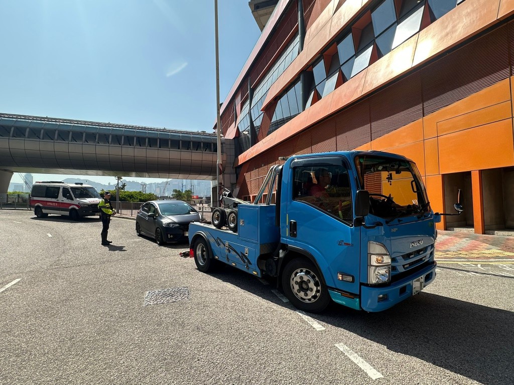 警西九打擊違泊黑點 共發987張牛肉乾拘一男。警方圖片