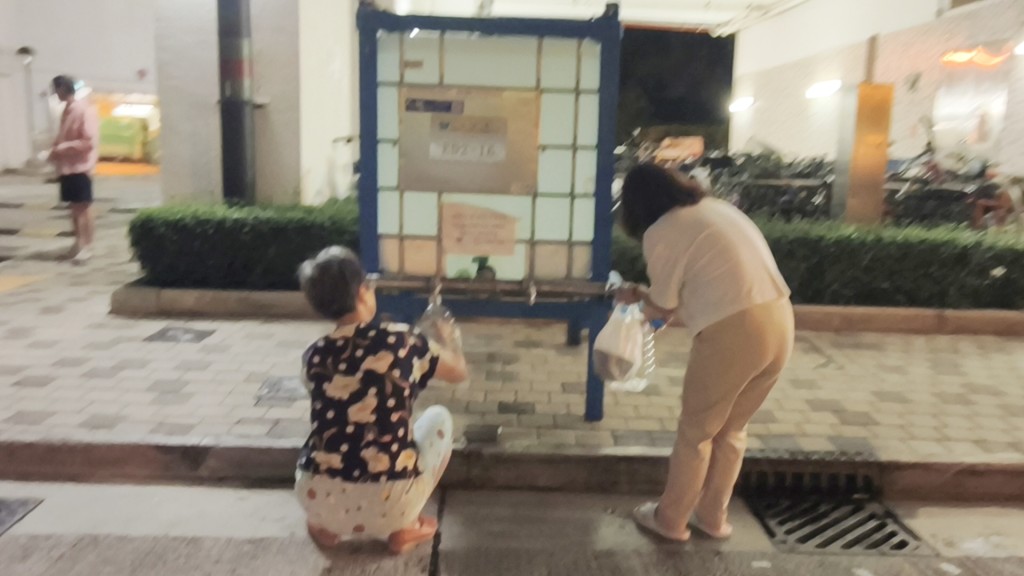有街坊晚上落樓取水。徐裕民攝 有街坊晚上落樓取水。徐裕民攝