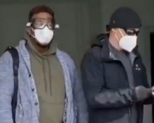有網民爆料指青島某社區市民排隊作核酸檢測時,出現3名外國人插隊,從而引發衝突。(網圖)