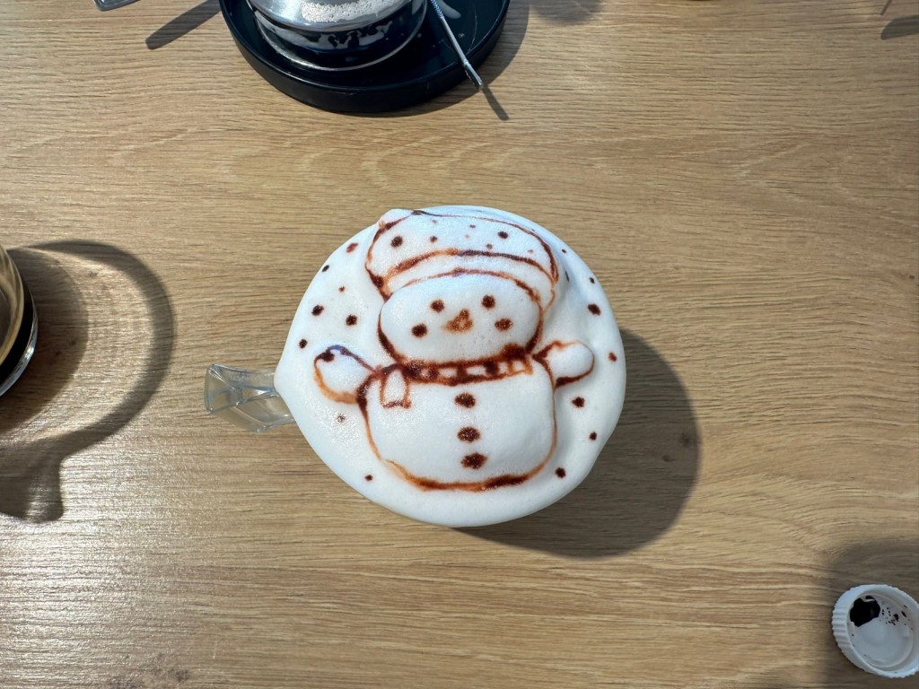 3D聖誕拉花, 親子一齊創作聖誕圖案。(圖片來源:受訪者提供) 3D聖誕拉花, 親子一齊創作聖誕圖案。(圖片來源:受訪者提供)