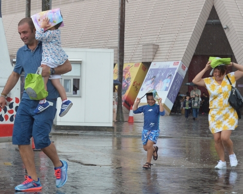 天文台預測,周五及周六有幾陣驟雨及狂風雷暴。 資料圖片