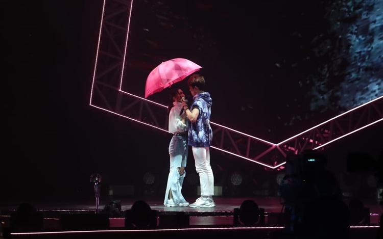 Ansonbean與女Dancer用雨傘遮掩營造浪漫場面。