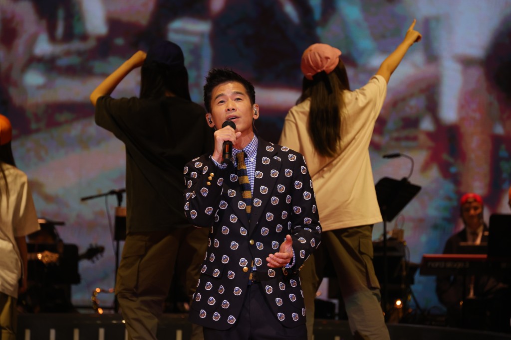 林海峰演唱会的首场已惊喜不断，当中表演更融合唱歌跳舞及是但噏。