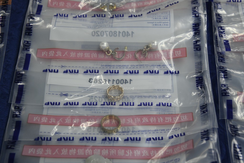 警方起出部分失物及一批涉案財物。