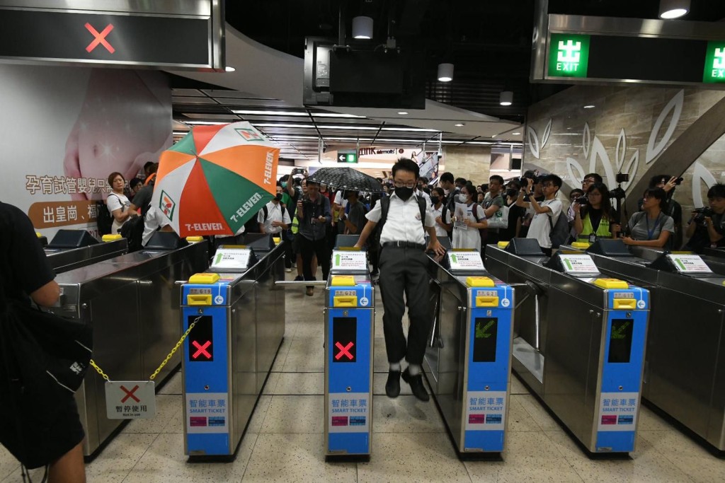有人在沙田站跳閘機。