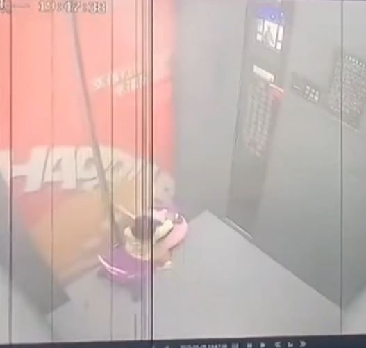 玩具車上幼童被電梯拉扯至凌空360度摔落地。抖音@河南鄉村頻道