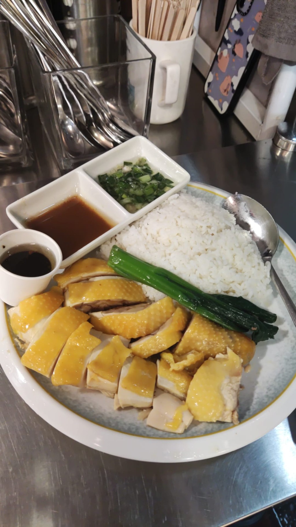 麵店亦為繼續供應醉瓊樓名菜鹽焗雞,並以經濟客飯的方式供應。 麵店亦為繼續供應醉瓊樓名菜鹽焗雞,並以經濟客飯的方式供應。