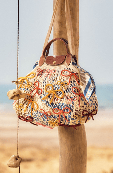 Le Pliage Filet 鱼网袋以手工编织的拉菲草蝴蝶结重新演绎。