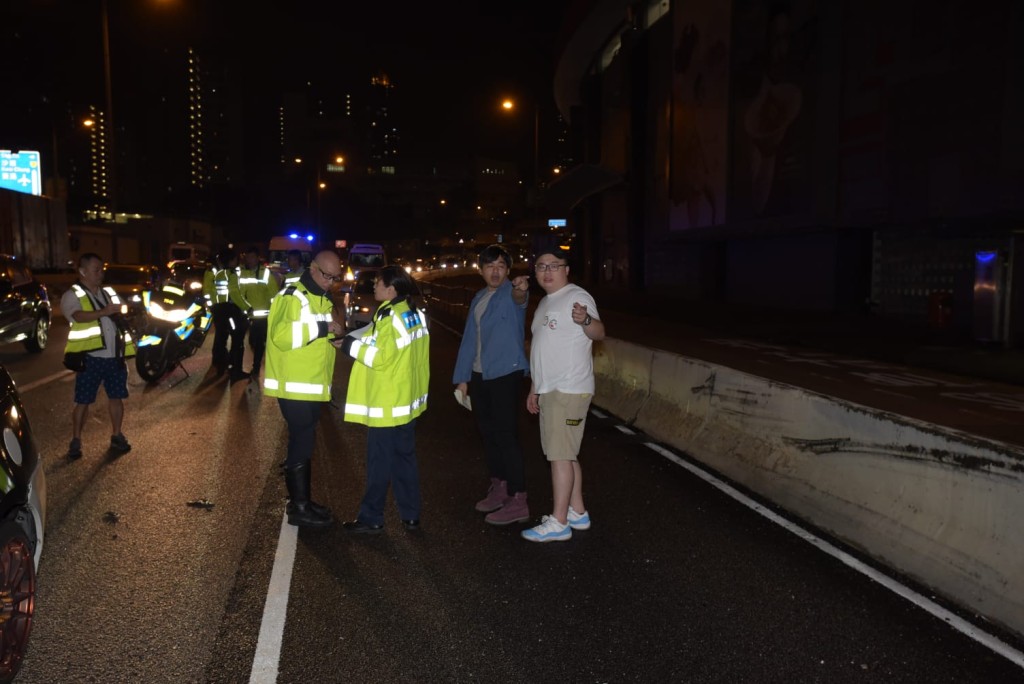 被撞的私家車司機在場協助警員調查。