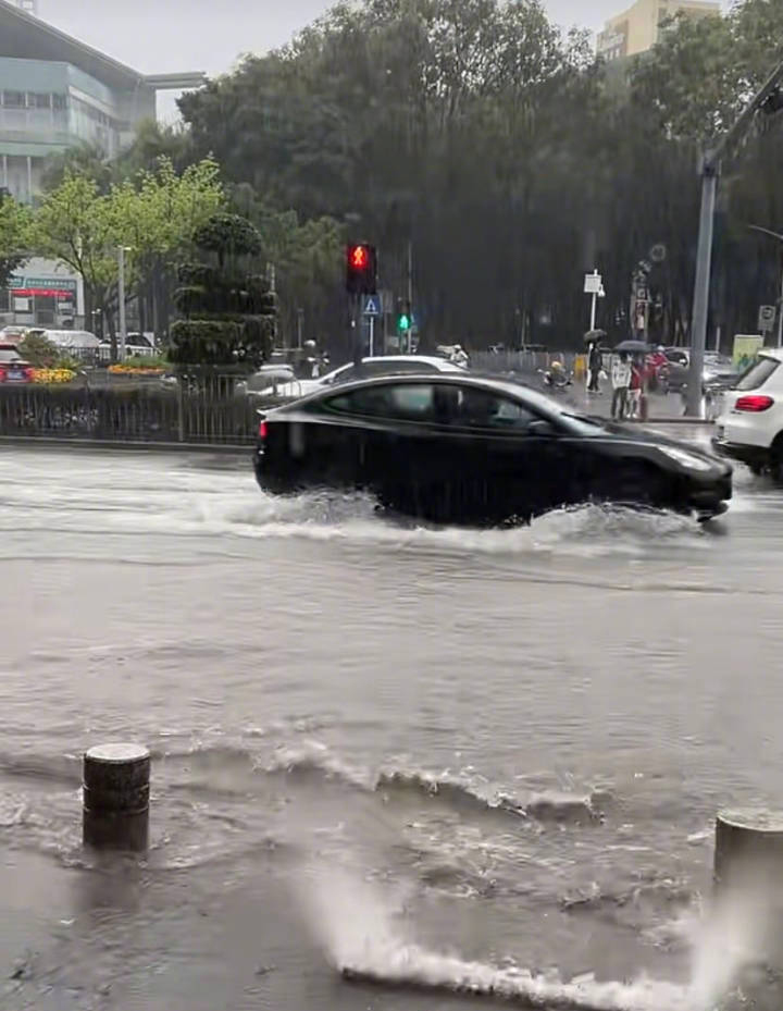 深圳近两日连场暴雨。 网图