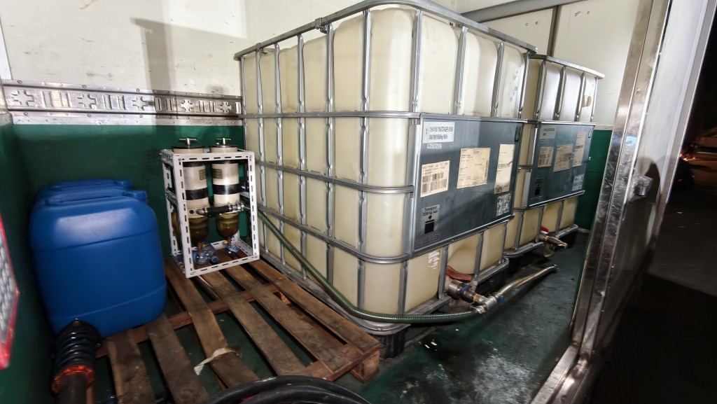 海關於輕型貨車內起出約1,300升懷疑未完稅電油及一批入油工具。