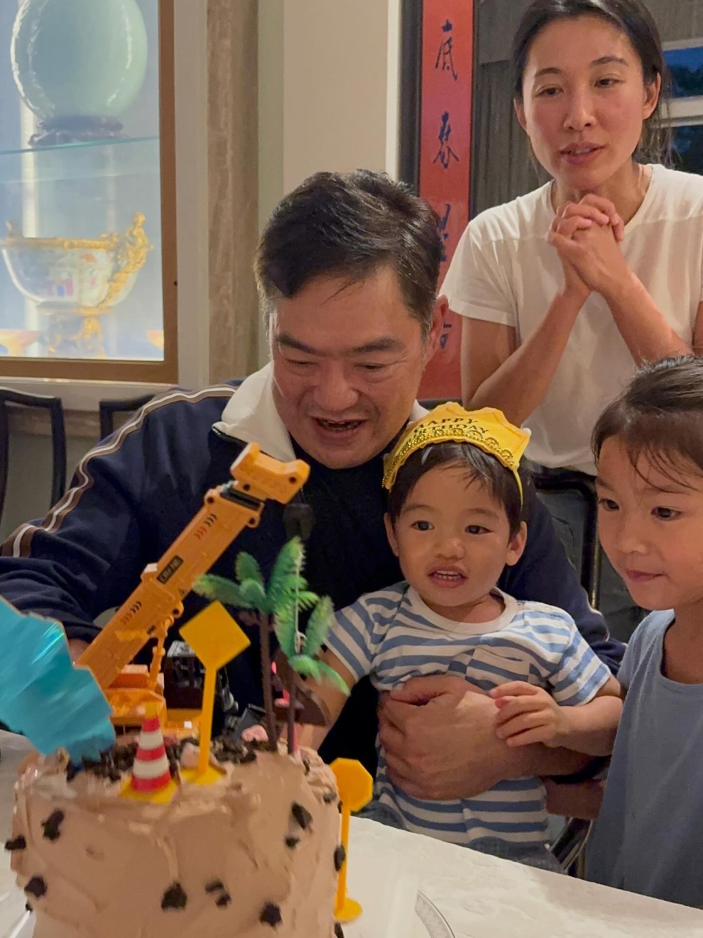 李美慧一家四口慶祝。 李美慧一家四口慶祝。