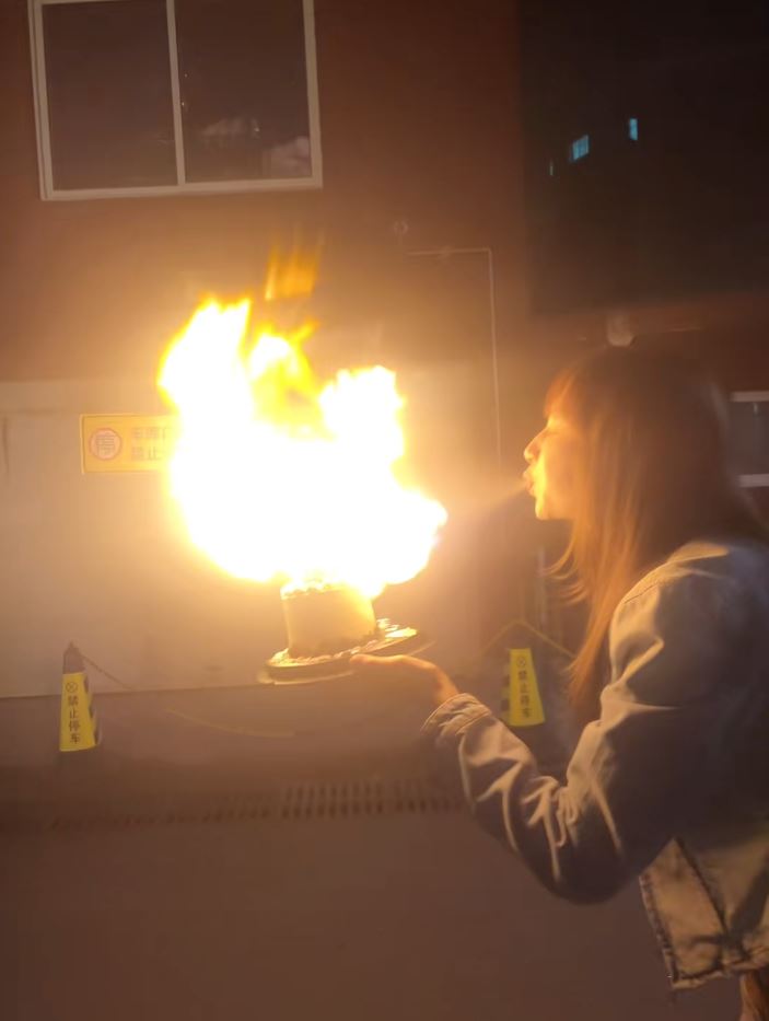 王添羽模仿喷火蛋糕遭回流火焰烧伤。抖音