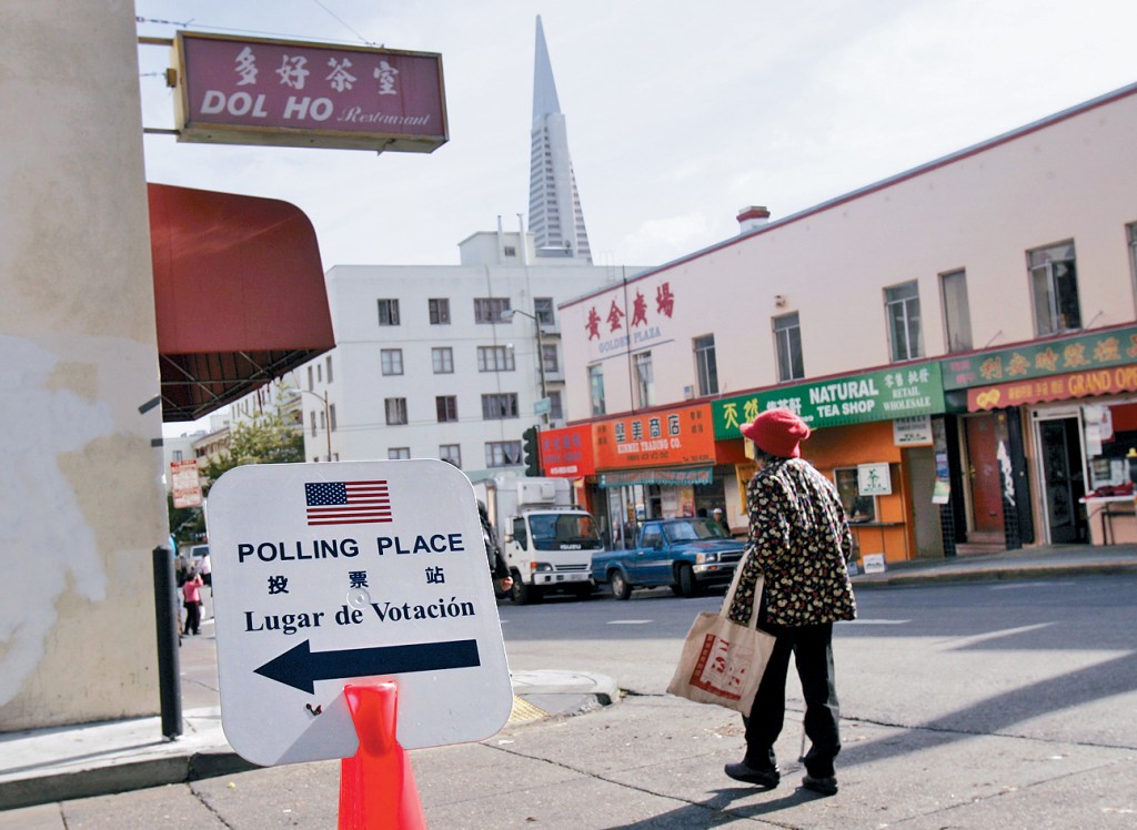 三藩市唐人街一個投票站的指示牌，印有多國語言。