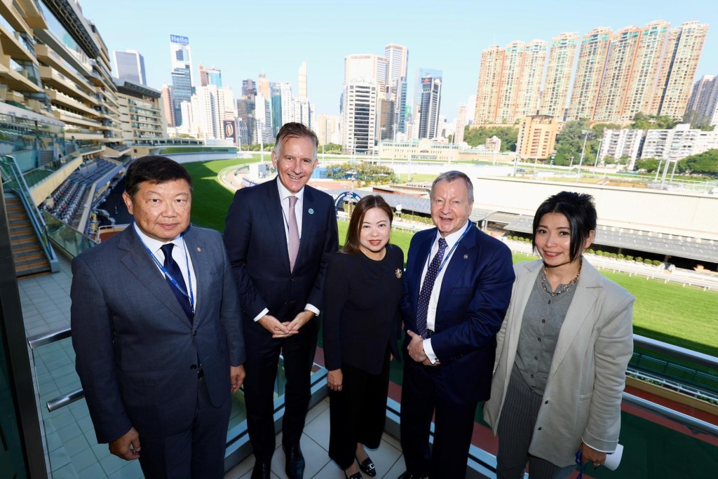 香港特別行政區政府文化體育及旅遊局局長羅淑佩(中)、香港賽馬會行政總裁應家柏(右二)、香港公司治理公會會長司馬志(左二)、港協暨奧委會義務秘書長楊祖賜(左一),及廉政公署防止貪污處助理處長王嫣(右一)今日出席體育管治及誠信國際論壇。馬會提供 香港特別行政區政府文化體育及旅遊局局長羅淑佩(中)、香港賽馬會行政總裁應家柏(右二)、香港公司治理公會會長司馬志(左二)、港協暨奧委會義務秘書長楊祖賜(左一),及廉政公署防止貪污處助理處長王嫣(右一)今日出席體育管治及誠信國際論壇。馬會提供