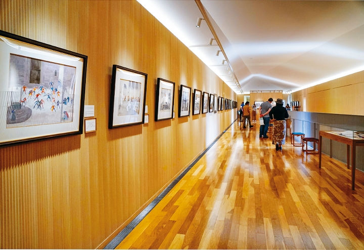 上层的长形展厅设计通透，方便访客一气呵成欣赏画作。