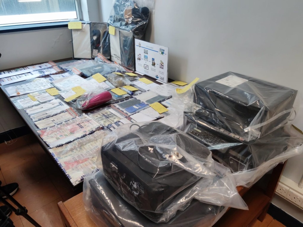 警方展示檢獲的信用卡等證物。梁國峰攝