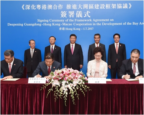 林郑月娥第一次以特首身份签署文件。