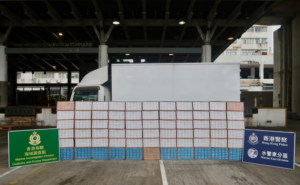 人員在貨車上共檢獲約192萬支懷疑私煙，估計總市值約860萬元。警方提供