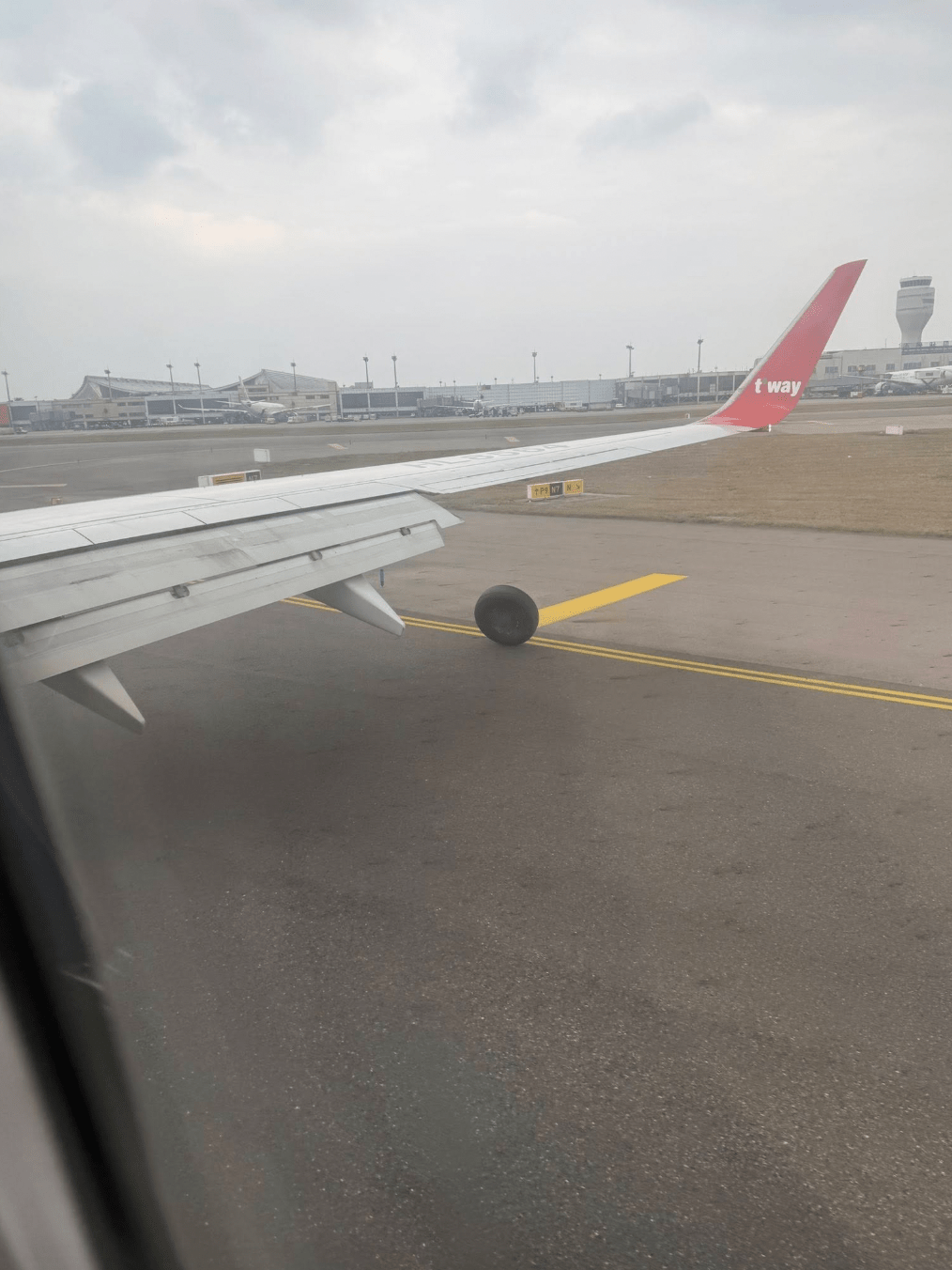 8日，德威航空一架同为波音737-800的TW687航班，由济州飞往台湾桃园，降落桃园国际机场时，右侧主轮脱落。Threads@edward_cyy_