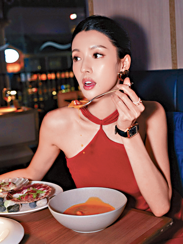 蔡思贝日前穿红裙庆生，发文指红色象征重生。