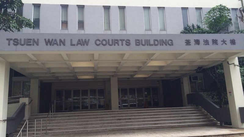 楊若全在荃灣法院庭內大狀桌上進行快檢。資料圖片
