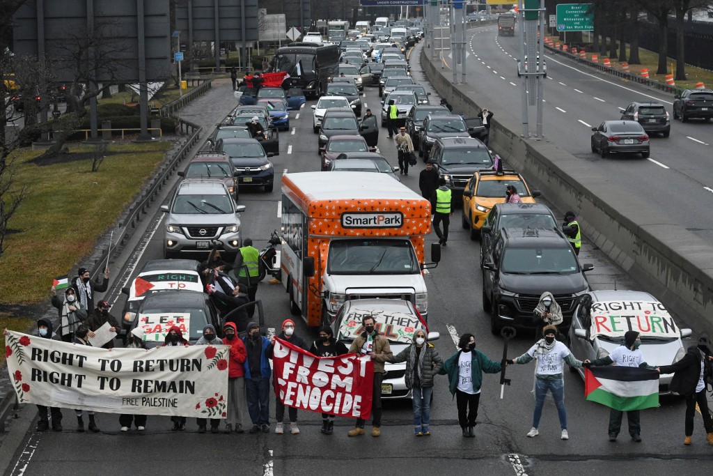 支持巴人的示威者堵塞通往紐約甘迺迪國際機場的道路。路透社