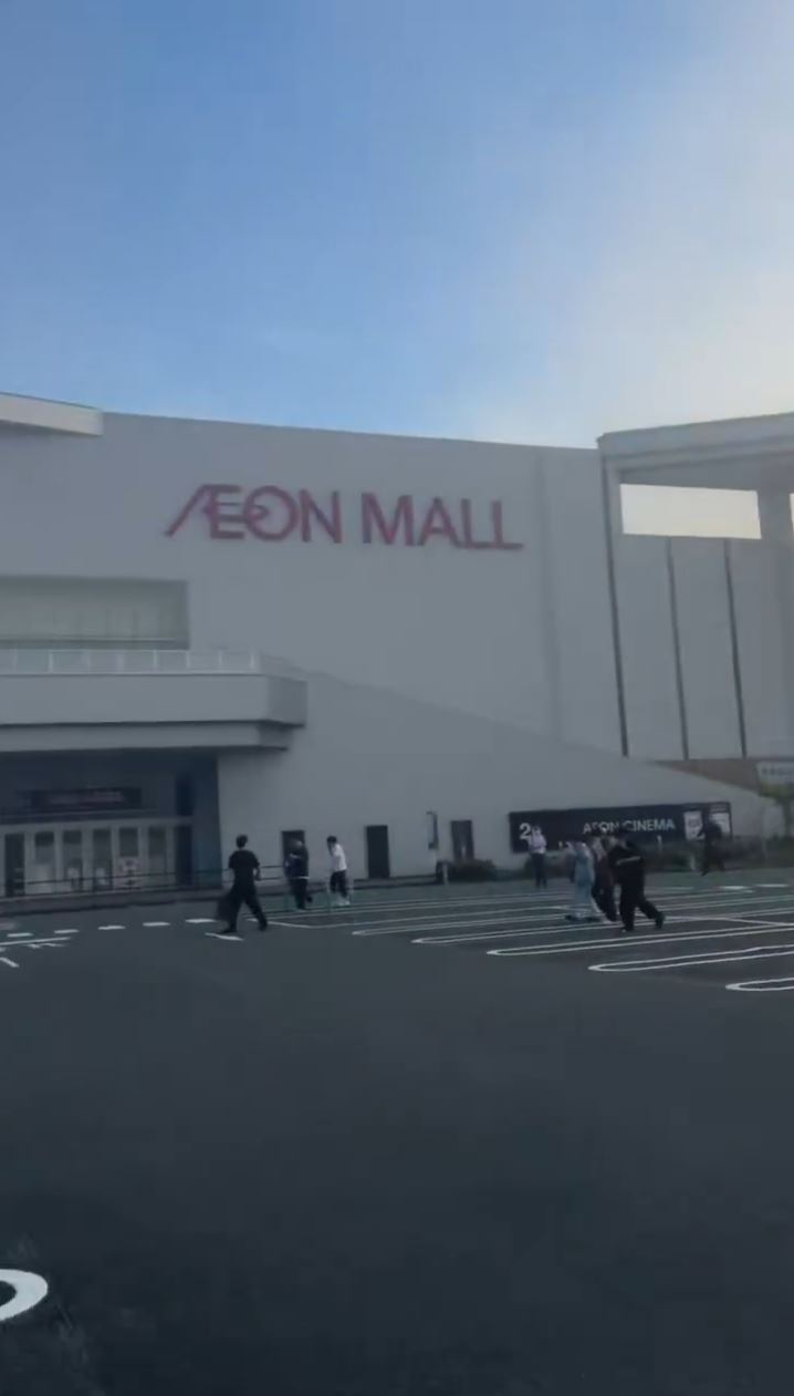 Aeon Mall爆炸后民众逃生。X@Sanzou3506