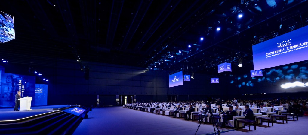 陈茂波在2023世界人工智能大会的产业发展全体会议上发表主旨演说。