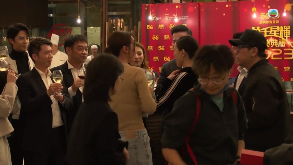 佘诗曼亦在庆功时再拥抱高海宁祝贺她。