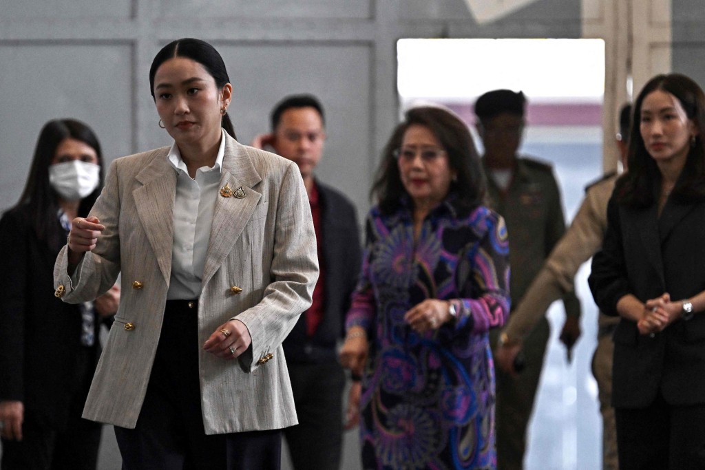 通佩坦偕同母亲等探望父亲。法新社 通佩坦偕同母亲等探望父亲。法新社
