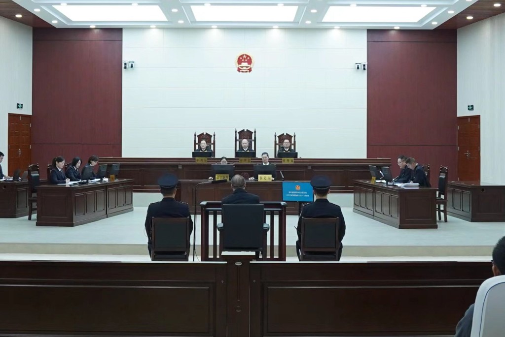 央行前副行长范一飞出庭受审。