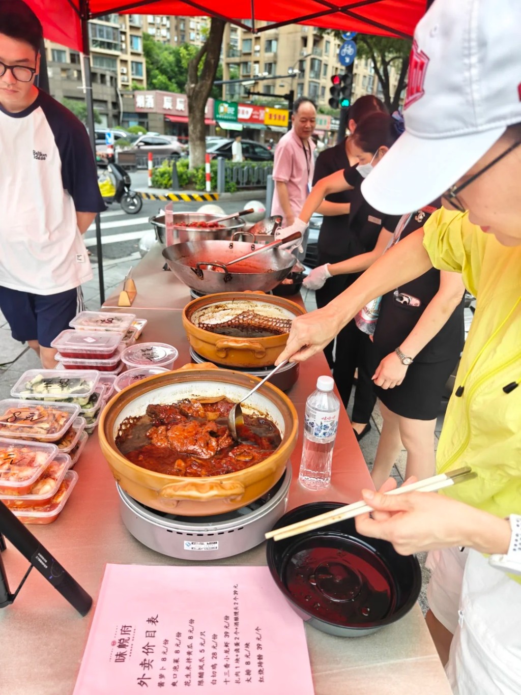 內地餐飲市場迎來不景氣,許多中高檔食肆也要在門外擺攤求生存。小紅書@味悅府 內地餐飲市場迎來不景氣,許多中高檔食肆也要在門外擺攤求生存。小紅書@味悅府