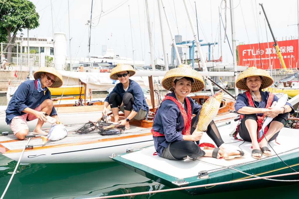 数支中国香港帆船代表队富特色的打扮分别有渔民、敦煌女性造型以及乡村姑娘，众人一同在维港作赛。公关图片